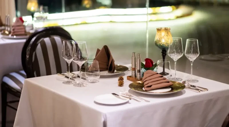 luxury-dinner-table-hotel-min